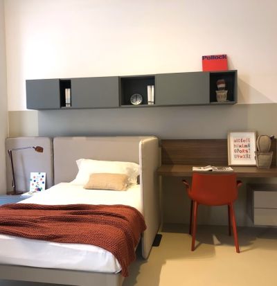Letto cameretta con comodino, cassetti, pensili e scrittoio sospeso